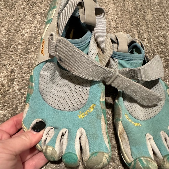 😬SOLD 😬Women's US 6 (36) Vibram FiveFingers Turquoise Camo Minimalist Shoe - Picture 3 of 7